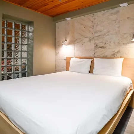 Cosmopolitan Chiado Apartment By Lovelystay-2